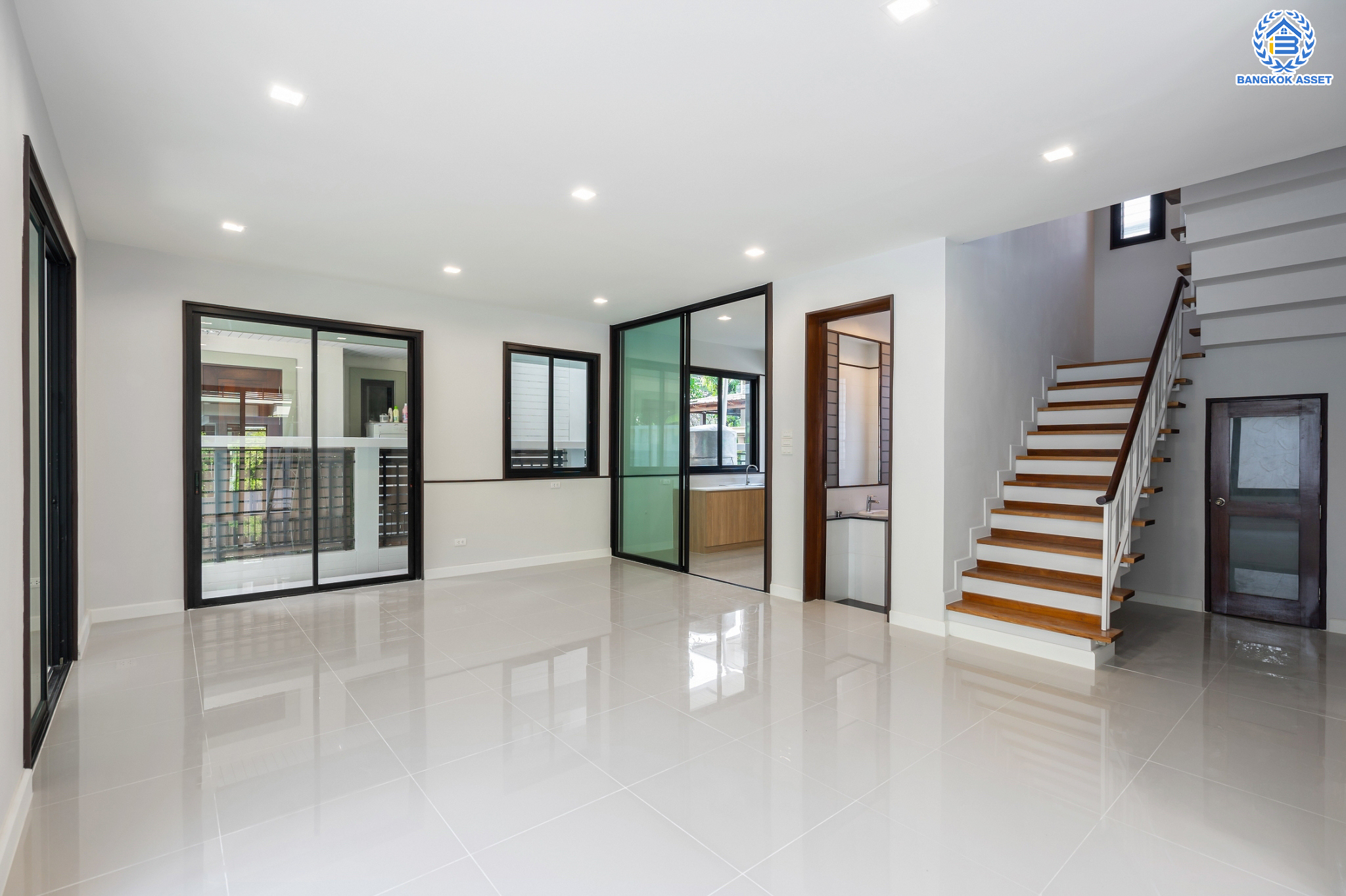 บ้านมือสองตกแต่งใหม่ ม.นราวัลล์ เกษตร-นวมินทร์ บ้านเดี่ยวหลังมุม เนื้อที่ 54.2 ตร.ว. ฟังก์ชันรวม 4 ห้องนอน 3 ห้องน้ำ 1 ห้องอเนกประสงค์ จอดรถได้ 2 คัน กว้างขวาง Built in Furniture พร้อมทุกการใช้งาน บนทำเลใจกลางเมือง! เชื่อมต่อทั้ง ถนนนวมินทร์, ถนนนวลจันทร์, ถ.ลาดพร้าว, ถ.รามอินทรา ใกล้ The Walk เกษตรนวมินทร์, ทางด่วนรามอินทรา และรถไฟฟ้าสายสีน้ำตาล "สถานีนวลจันทร์"